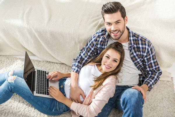 Casal usando laptop e relaxante — Fotografia de Stock
