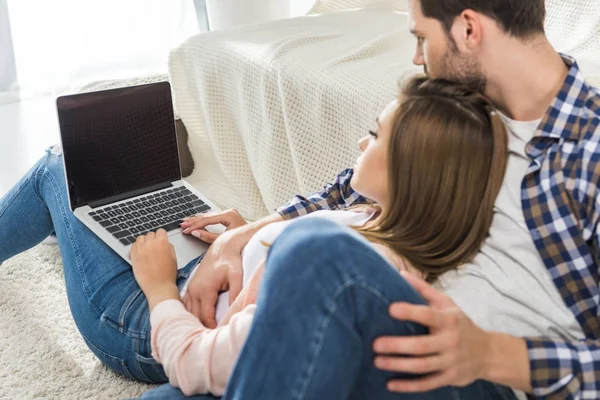 Young couple using laptop — Stock Photo