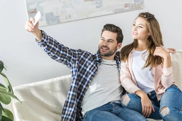 Coppia scattare selfie con smartphone — Foto stock