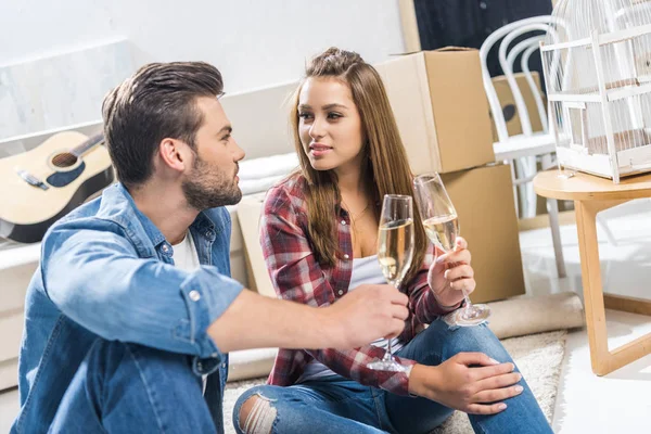 Couple drinking champagne — Stock Photo