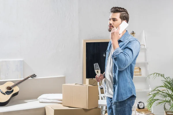 Man on phone holding champagne — Stock Photo