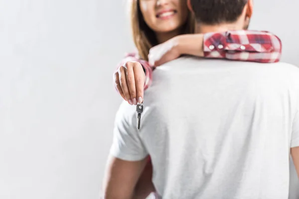 Frau zeigt Schlüssel — Stockfoto