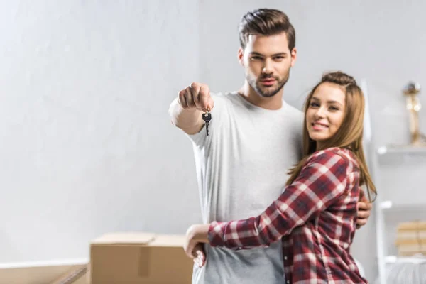 Couple attrayant montrant clé de maison — Photo de stock