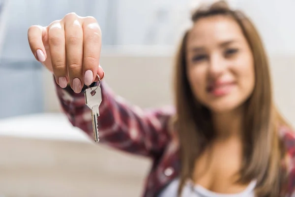 Lächelnde Frau zeigt Schlüssel — Stockfoto