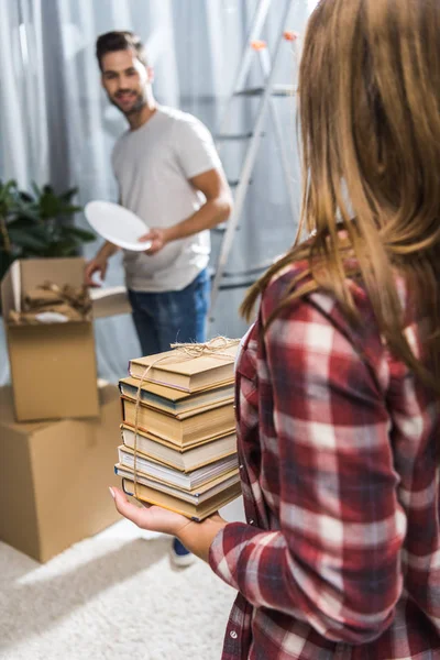 Couple unpacking moving boxes — Stock Photo