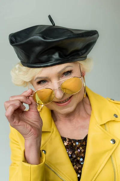 Femme âgée à la mode dans les lunettes de soleil — Photo de stock