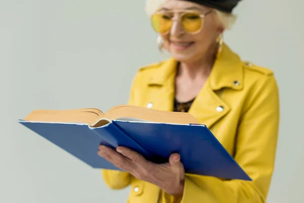 Mujer mayor leyendo libro - foto de stock