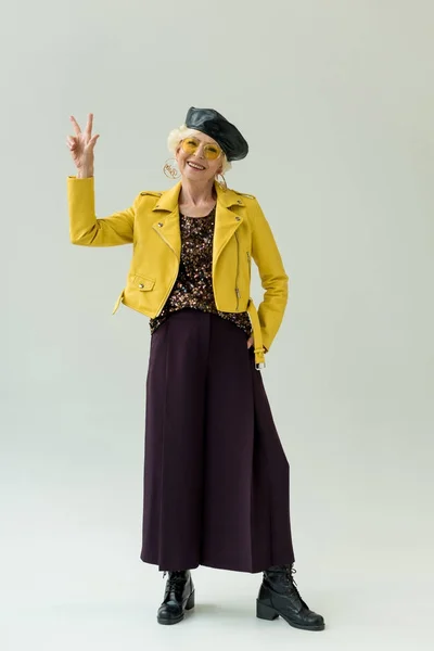 Senior woman with victory sign — Stock Photo