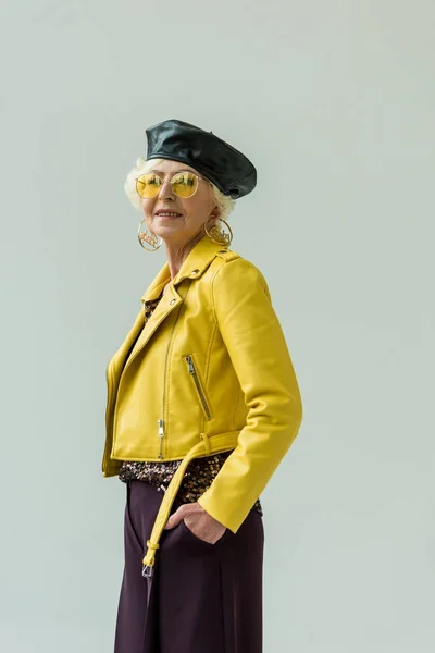 Mujer mayor con estilo - foto de stock