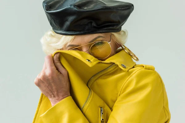 Mujer mayor en chaqueta de cuero amarillo - foto de stock