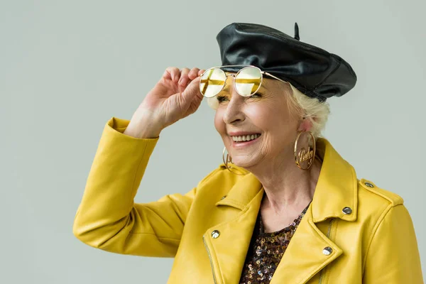 Elegante donna anziana in occhiali da sole gialli — Foto stock