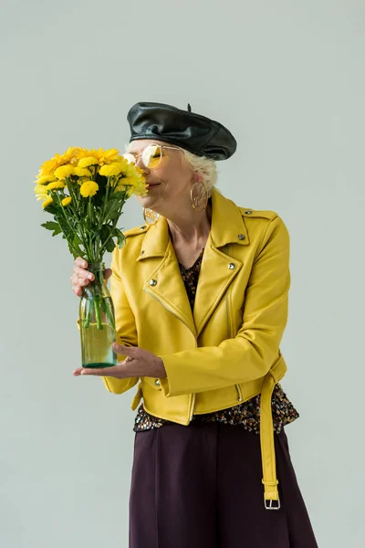 Élégante femme âgée avec des fleurs — Photo de stock