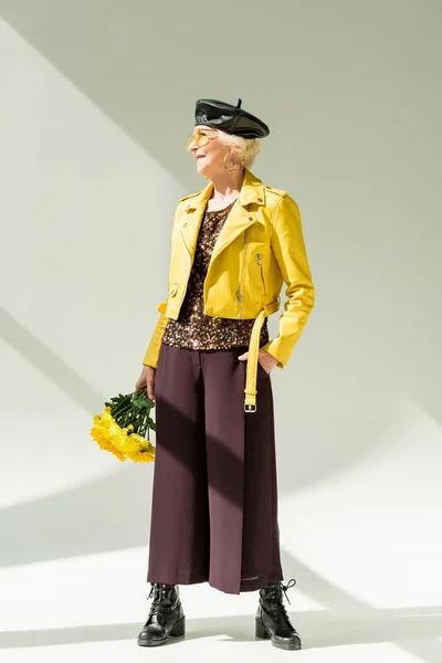 Elegante donna anziana con bouquet — Foto stock
