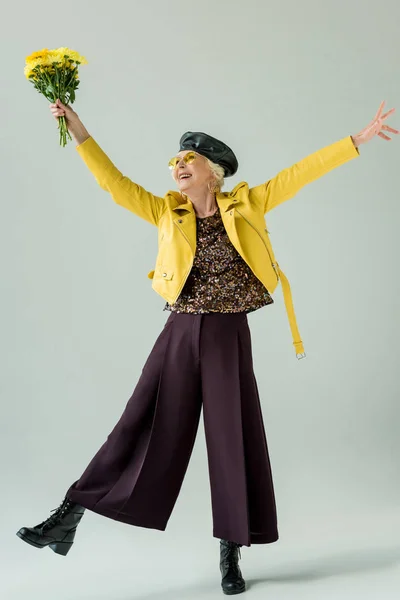 Excited senior woman with flowers — Stock Photo