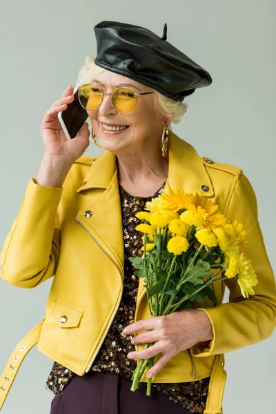 Seniorin spricht auf Smartphone — Stockfoto