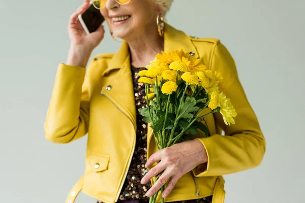 Старшая женщина разговаривает на смартфоне — стоковое фото