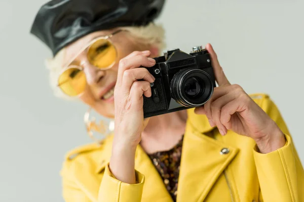 Seniorin fotografiert vor laufender Kamera — Stockfoto