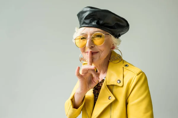 Elegante donna anziana con simbolo del silenzio — Foto stock