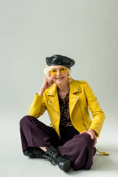 Seniorin in gelber Lederjacke — Stockfoto