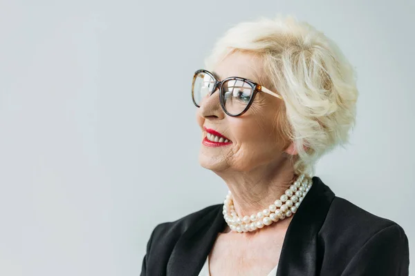 Senior dame dans les lunettes — Photo de stock