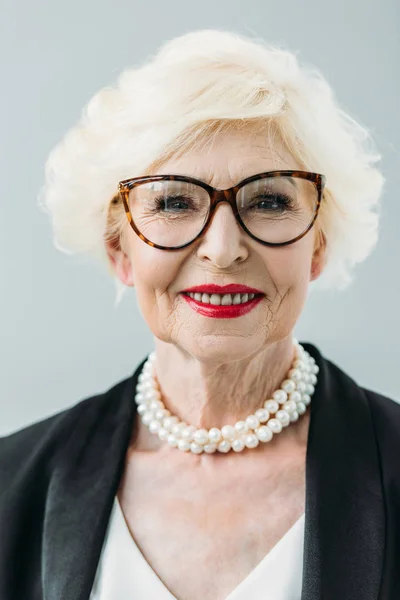 Seniorin mit Perlenkette — Stockfoto