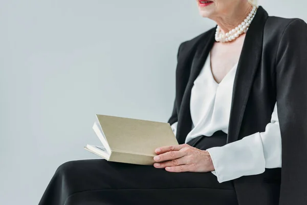 Señora mayor con libro - foto de stock