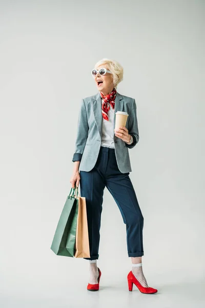 Femme âgée avec sacs à provisions — Photo de stock