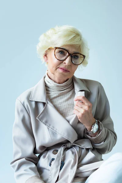 Seniorin im Trenchcoat — Stockfoto