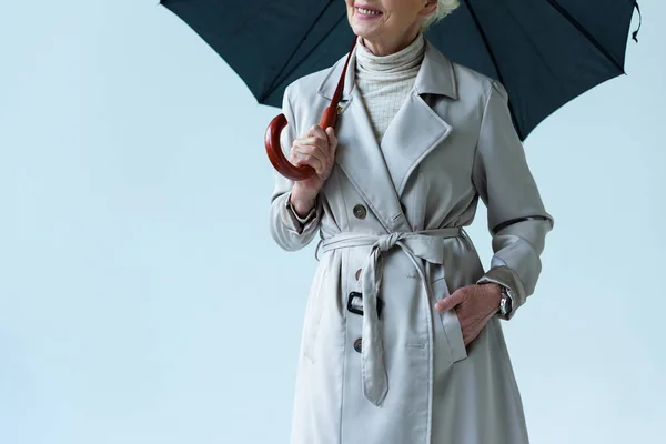 Signora in trench con ombrello in mano — Foto stock