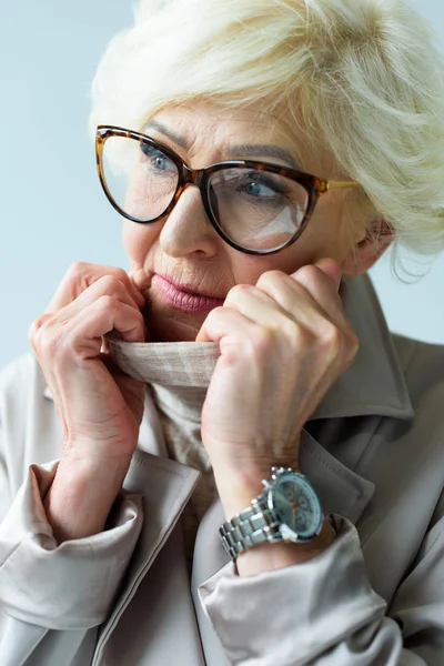 Seniorin in Trenchcoat und Brille — Stockfoto