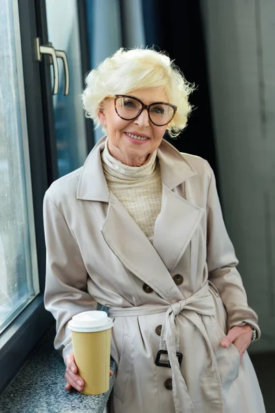 Donna anziana con caffè — Foto stock