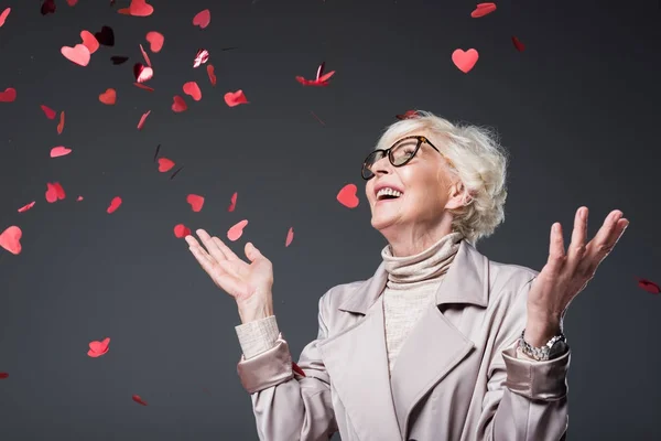 Señora con corazón en forma de confeti - foto de stock