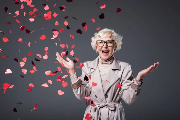 Mujer mayor emocionada con confeti - foto de stock
