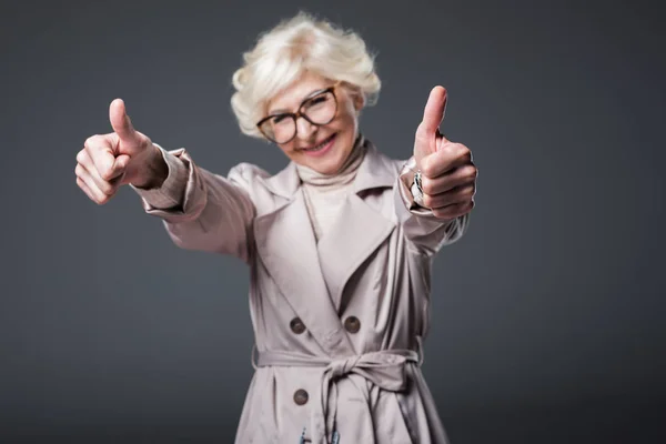 Senior mulher com polegares para cima — Fotografia de Stock