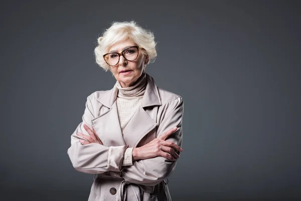 Signora anziana con braccia incrociate — Foto stock
