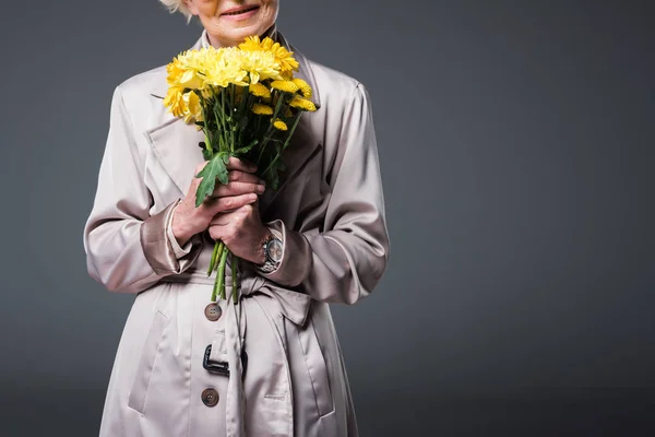 Senhora sênior feliz com flores — Fotografia de Stock