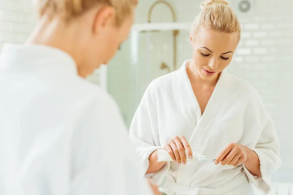 Mujer cepillarse los dientes - foto de stock