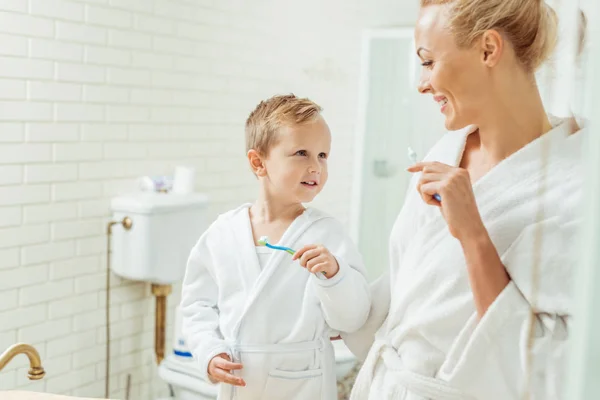 Mãe e filho escovando os dentes — Fotografia de Stock