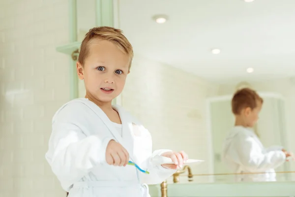 Niño pequeño cepillándose los dientes - foto de stock