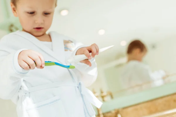 Petit garçon brossant les dents — Photo de stock