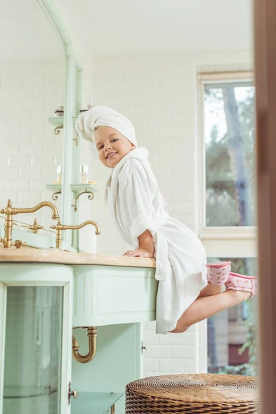 Enfant en peignoir et serviette sur la tête — Photo de stock