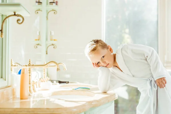 Kleiner Junge im Badezimmer — Stockfoto