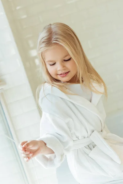Criança adorável em roupão de banho — Fotografia de Stock