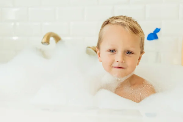 Niño en la bañera - foto de stock