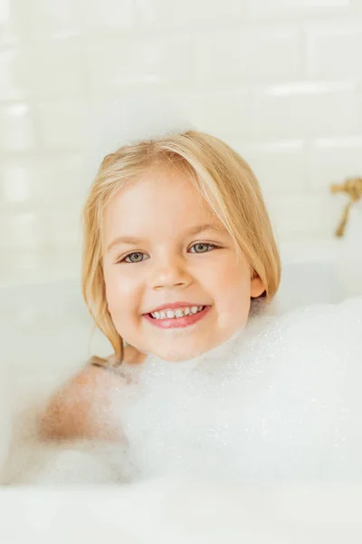 Adorable niño en bañera - foto de stock