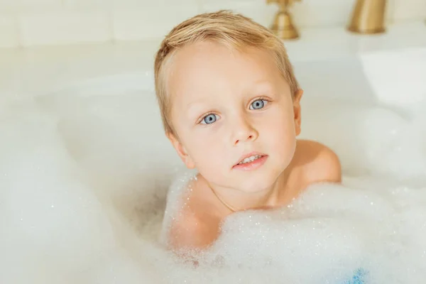 Niño en la bañera - foto de stock