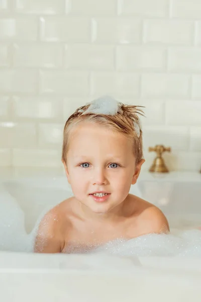 Petit garçon dans la baignoire — Photo de stock