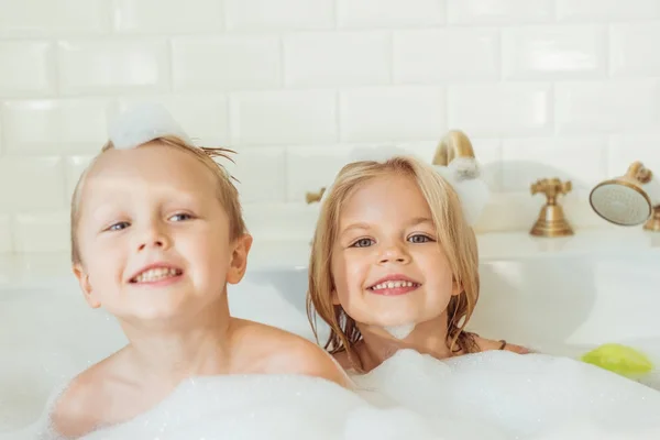 Bambini che giocano nella vasca da bagno con schiuma — Foto stock