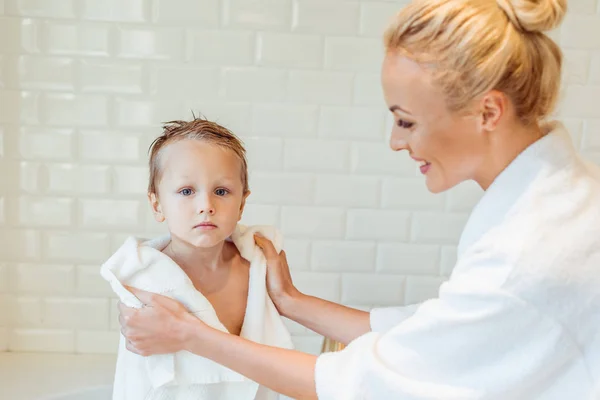 Mutter und Sohn im Badezimmer — Stockfoto