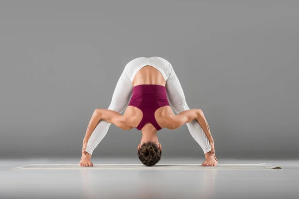 Donna che fa esercizio yoga — Foto stock